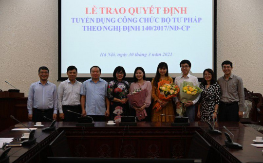 Bộ Tư pháp trao quyết định tuyển dụng công chức trẻ theo Nghị định 140/2017/NĐ-CP