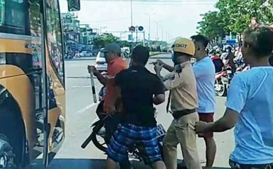 Tài xế xe khách vi phạm nồng độ cồn, tấn công chống đối người thi hành công vụ