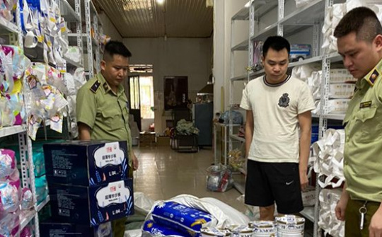Tạm giữ hơn 150 hộp sữa bột và bỉm trẻ em không có hoá đơn tại Hà Giang