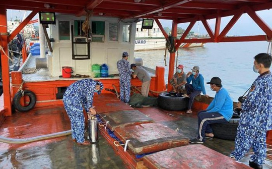 Tàu chở dầu DO không rõ nguồn gốc bị Cảnh sát biển bắt giữ