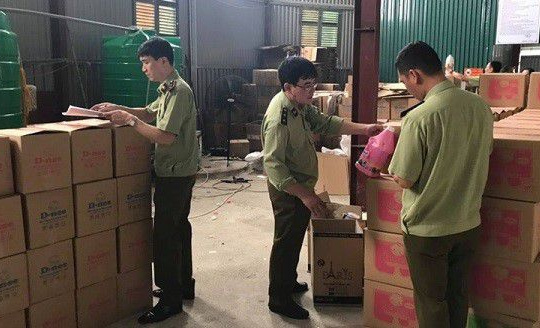 Hà Nội: Một cơ sở sản xuất nước giặt giả mạo nhãn hiệu D-nee, Comfort bị phát hiện