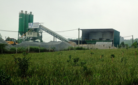 Ngang nhiên xây dựng trạm bê tông không phép trên đất nông nghiệp