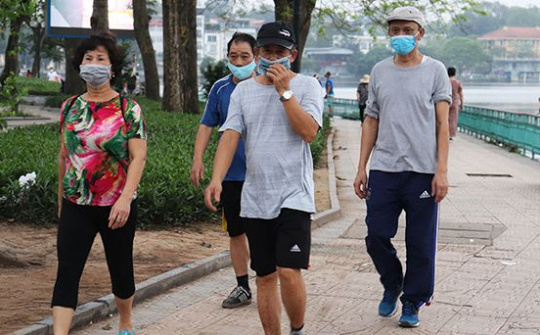 UBND TP Hà Nội: Khuyến cáo người dân không ra khỏi nhà, giữ khoảng cách tối thiểu 1m nơi công cộng
