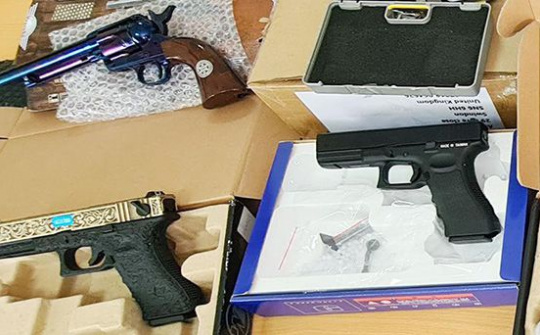 Phát hiện 97 gói hàng gửi qua chuyển phát nhanh hình dạng súng