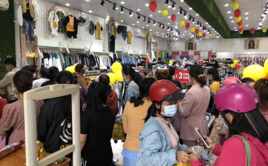 Bất chấp lệnh cấm, cửa hàng FM STYLE 1, khách vẫn “tưng bừng” mua sắm