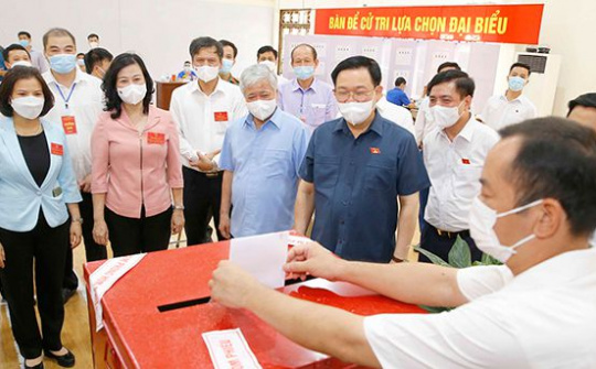 Thắt chặt hơn nữa mối quan hệ mật thiết giữa Đảng với nhân dân và dựa vào nhân dân để xây dựng, chỉnh đốn Đảng