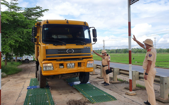 Huyện Krông Ana (Đắk Lắk): Quyết liệt xử lý xe quá khổ, quá tải
