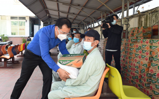 “Triệu bữa cơm - Hà Nội nghĩa tình” đến với bệnh nhân và người nhà bệnh nhân Bệnh viện Thận Hà Nội