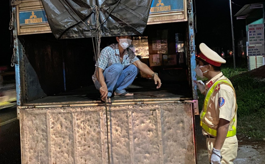 Đắk Nông: Xử phạt tài xế và người trốn trên thùng xe tải để tránh chốt kiểm soát dịch Covid-19