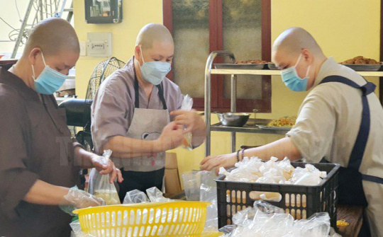 Những suất cơm nghĩa tình của từ một ngôi chùa