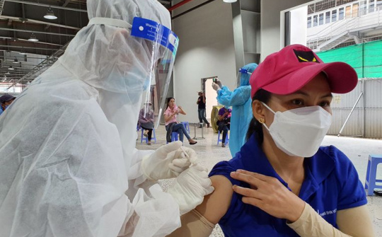 Ưu tiên tiêm vaccine cho công nhân các doanh nghiệp thực hiện “3 tại chỗ”