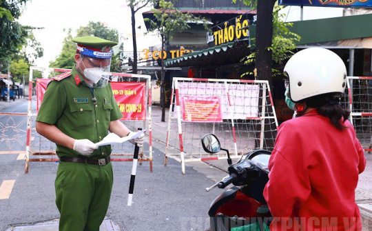 Anh cảnh sát khu vực hết lòng cùng người dân phòng, chống dịch Covid-19