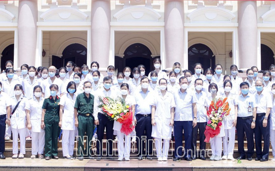 Nam Định tiễn 113 cán bộ y tế và tình nguyện viên lên đường chống dịch