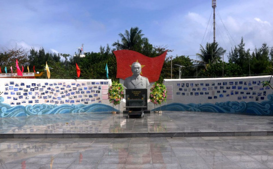 Uy nghi tượng đài Đại tướng ở Trường Sa