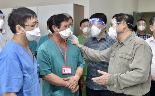 Thủ tướng Phạm Minh Chính kiểm tra, chỉ đạo, động viên công tác chống dịch tại Bình Dương