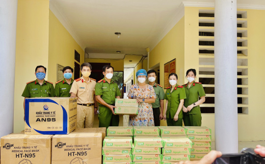 Công an tỉnh Thanh Hóa: Thăm và tặng quà cho lực lượng tuyến đầu chống dịch tại 2 huyện Nông Cống và Như Thanh