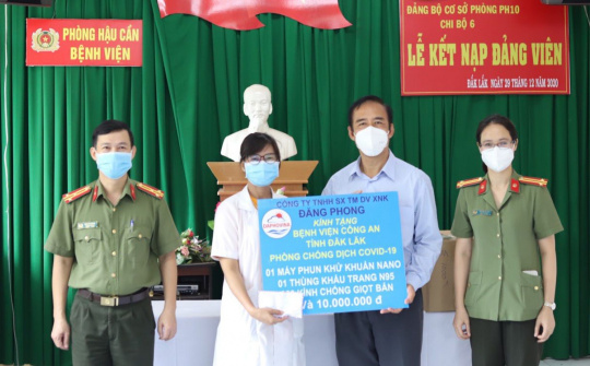 Đắk Lắk: Đoàn công tác Công an tỉnh hỗ trợ trang thiết bị Y tế cho tuyến đầu phòng, chống dịch