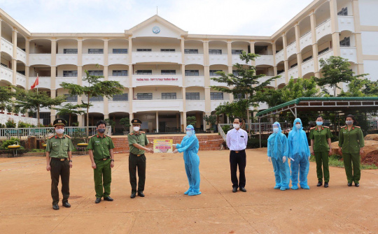 Công an tỉnh Đắk Nông tặng quà cho người dân có hoàn cảnh khó khăn trong khu cách ly