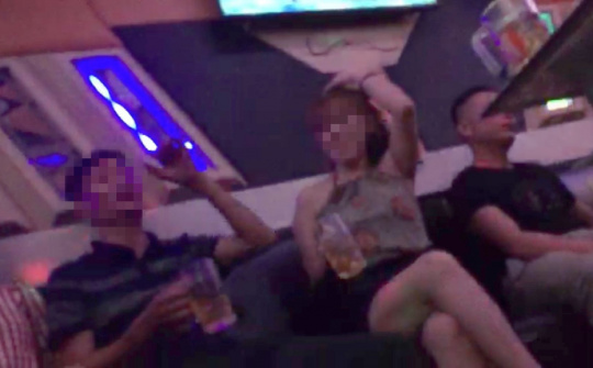 Thanh Hóa: Bất chấp dịch bệnh lây lan, quán karaoke vẫn tổ chức hoạt động