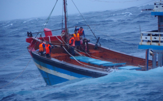 Quảng Ngãi : Cảnh sát biển 8002 cứu 18 ngư dân, 2 tàu cá gặp nạn