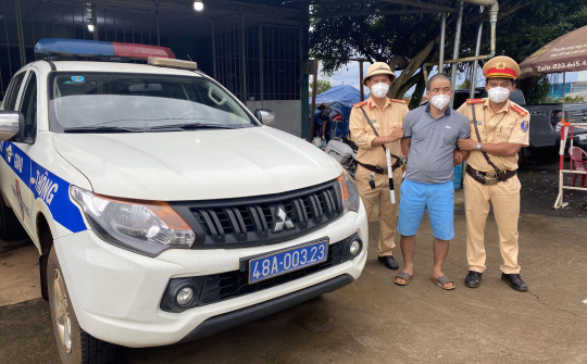 CSGT Công an Đắk Nông bắt 01 đối tượng có lệnh truy nã trên toàn quốc