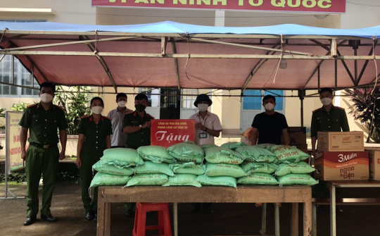 Phòng Cảnh sát hình sự Công an tỉnh Đắk Nông tặng quà cho các chốt phòng, chống dịch Covid-19