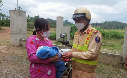 CSGT Công an tỉnh Đắk Nông  giúp đỡ  đưa hai mẹ con sản phụ về nhà trong mùa dịch