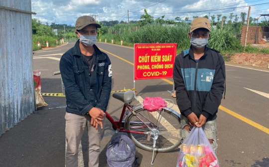 Đắk Lắk: Chốt kiểm soát dịch Covid-19 huyện Krông Púk hỗ trợ cho 2 thanh niên về quê bằng xe đạp