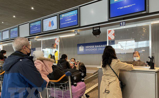 Nối lại chuyến bay thương mại: Mang quà Tết đến kiều bào tại Pháp