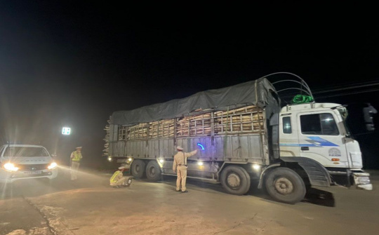 CSGT Công an Đắk Nông quyết liệt xử lý xe quá tải trọng trong đợt cao điểm đảm bảo TTATGT dịp tết