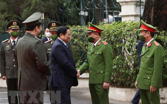 Thủ tướng Chính phủ kiểm tra công tác ứng trực Tết của công an, y tế Hà Nội