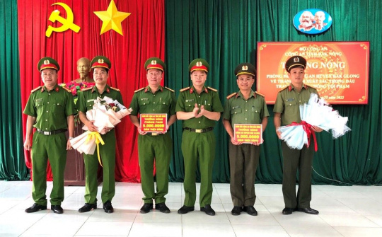 Lãnh đạo Công an tỉnh Đắk Nông trao thưởng cho các đơn vị liên tiếp triệt phá 3 vụ cá độ bóng đá