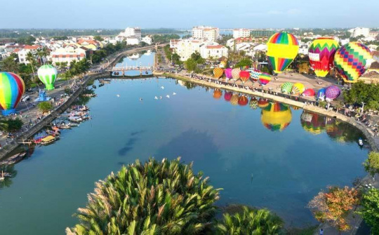 Lần đầu tiên khinh khí cầu rực rỡ bên sông Hoài