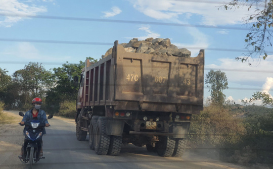 Ea Kar (Đắk Lắk): Xe quá khổ, quá tải hoành hành chốn vùng quê