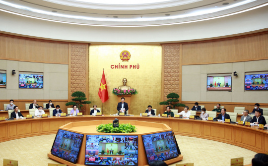 Đẩy mạnh phân cấp, phân quyền với tăng cường kiểm tra, giám sát và kiểm soát chặt chẽ quyền lực