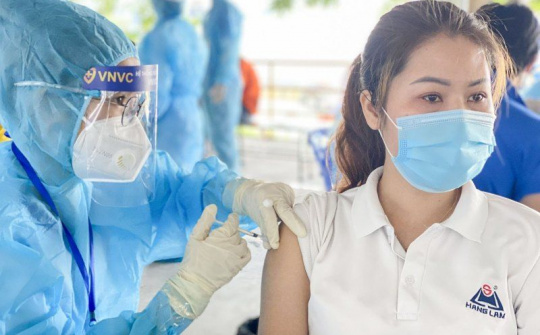 Thủ tướng chỉ đạo đẩy nhanh tiến độ tiêm vaccine phòng COVID-19