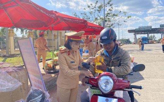 CSGT Công an Đắk Nông hỗ trợ người dân về quê ăn Tết