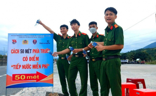 Ninh Thuận: Lực lượng Công an và mạnh thường quân hỗ trợ người dân về quê ăn tết