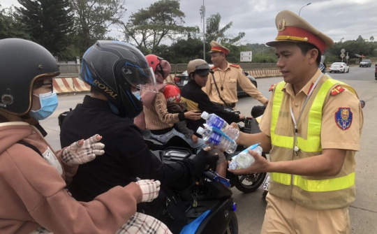 Đắk Nông: Cảnh sát giao thông hỗ trợ người dân quay lại các tỉnh phía Nam làm việc an toàn
