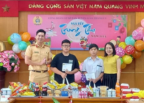 “Chiến sĩ áo vàng” Cảnh sát giao thông TP HCM tổ chức nhiều hoạt động Trung thu cho các con em