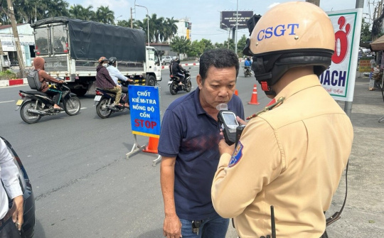 Quận Bình Thạnh kiểm tra các điểm bán vé xe khách về nồng độ cồn và kiểm tra ma túy trên địa bàn