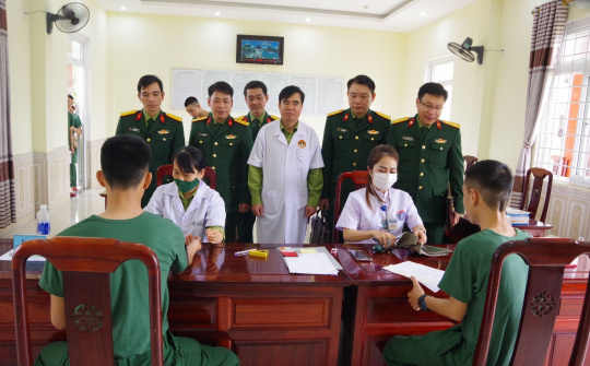 Cục hậu cần Quân khu 4 kiểm tra khám phúc tra sức khỏe chiến sĩ mới