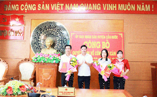 Long An: Huyện Cần Đước công bố các quyết định về công tác cán bộ