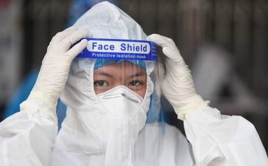 Bảo đảm đãi ngộ xứng đáng và cải cách tiền lương đối với cán bộ y tế