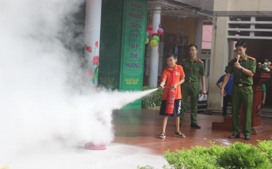 TP Thái Nguyên: Tuyên truyền luật ATGT đường bộ, PCCC và kỹ năng thoát hiểm tại Trường Tiểu học Trưng Vương