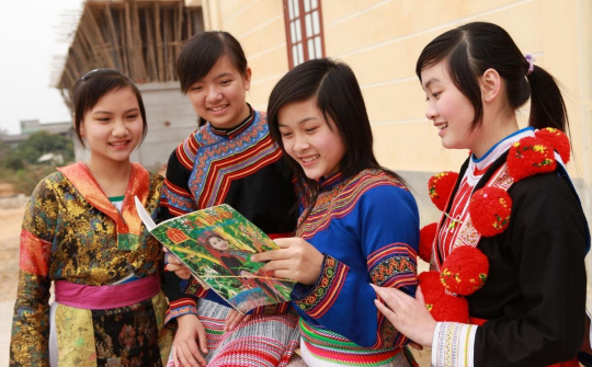 Gỡ khó trong xuất bản, phát hành sách giáo khoa tiếng dân tộc thiểu số