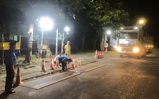 Quảng Nam: Thanh tra Sở Giao thông vận tải phối hợp cùng lực lượng Công an tỉnh kiểm soát tải trọng nhiều tuyến quốc lộ