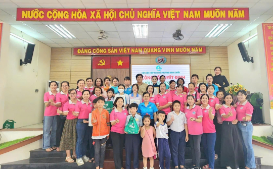 Hội LHPN phường Bình Chiểu trao tặng học bổng cho học sinh và khai giảng lớp nghề trang điểm dạ hội