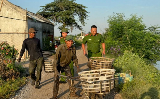 Lực lượng ANTT ở cơ sở hỗ trợ các hộ dân khu vực Cồn Xanh giải phóng mặt bằng