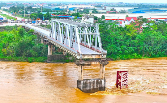 Khẩn trương nghiên cứu đầu tư xây dựng cầu Phong Châu mới trên Quốc lộ 32C